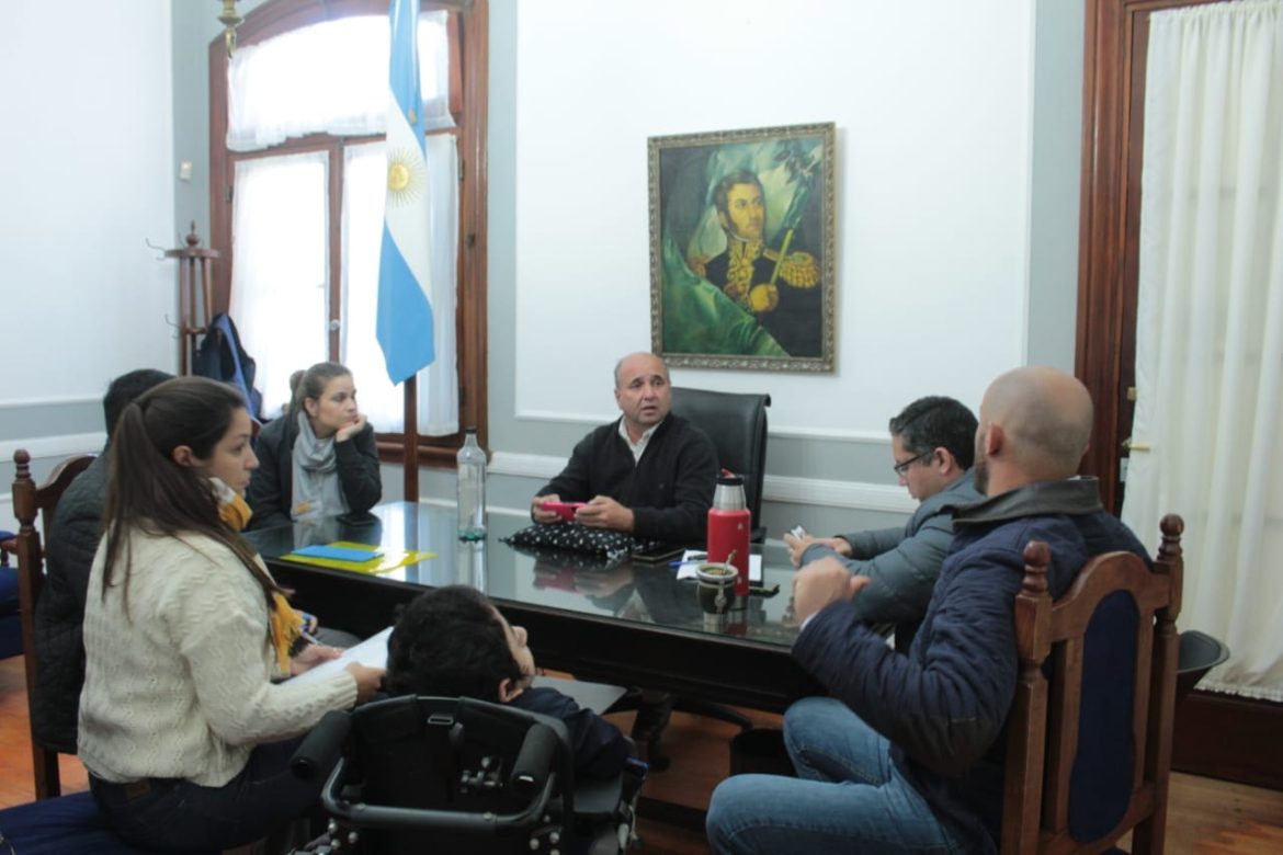 Este lunes 28, el Intendente Tape Caram recibió en su despacho a la Secretaria de Salud y Acción Social, Alfonsina Zufiaurre y a la Directora de Discapacidad, Lorena Olmedo, con el fin de seguir implementando acciones para una Mercedes más inclusiva.