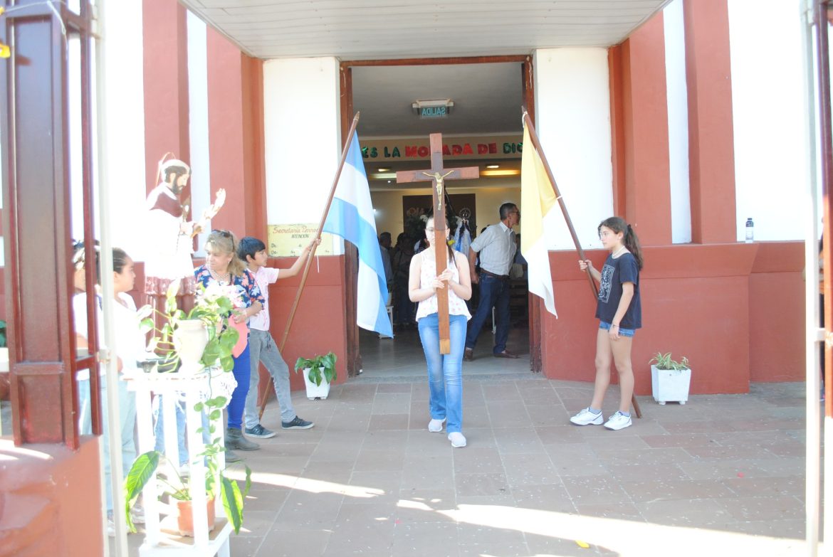 Este 16 de agosto, se realizó la celebración a San Roque, Patrono de los enfermos y guardián de los perros, tanto en nuestra ciudad como en el Paraje Yaguarí.