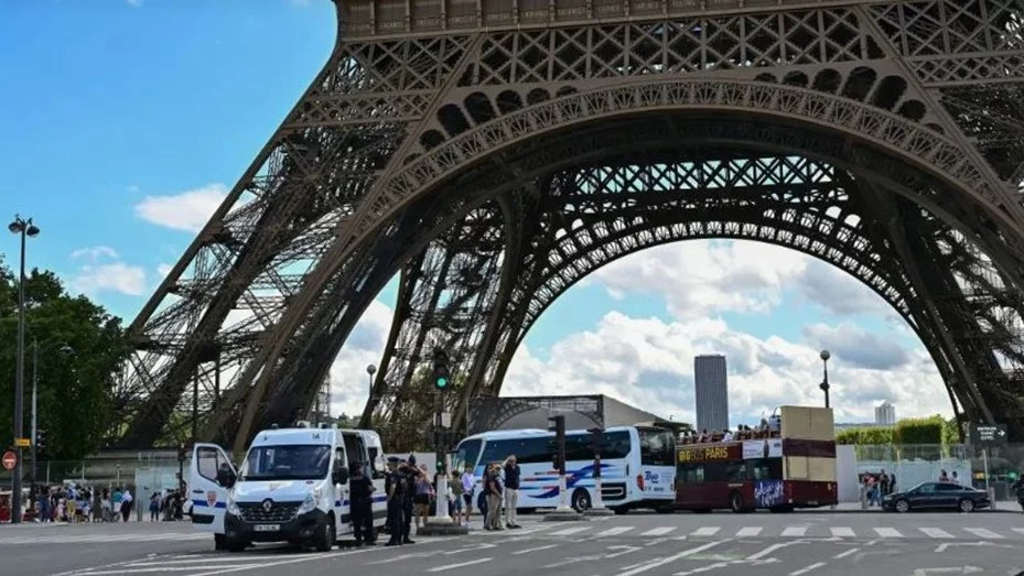 Un hombre salta en paracaídas desde la Torre Eiffel y quedó detenido