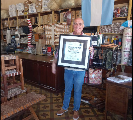 Este lunes 21, el Gobierno Municipal de Mercedes otorgó una placa de Reconocimiento a Tienda “La Correntina” en honor a sus 111° Aniversario que cumple hoy en nuestra ciudad.