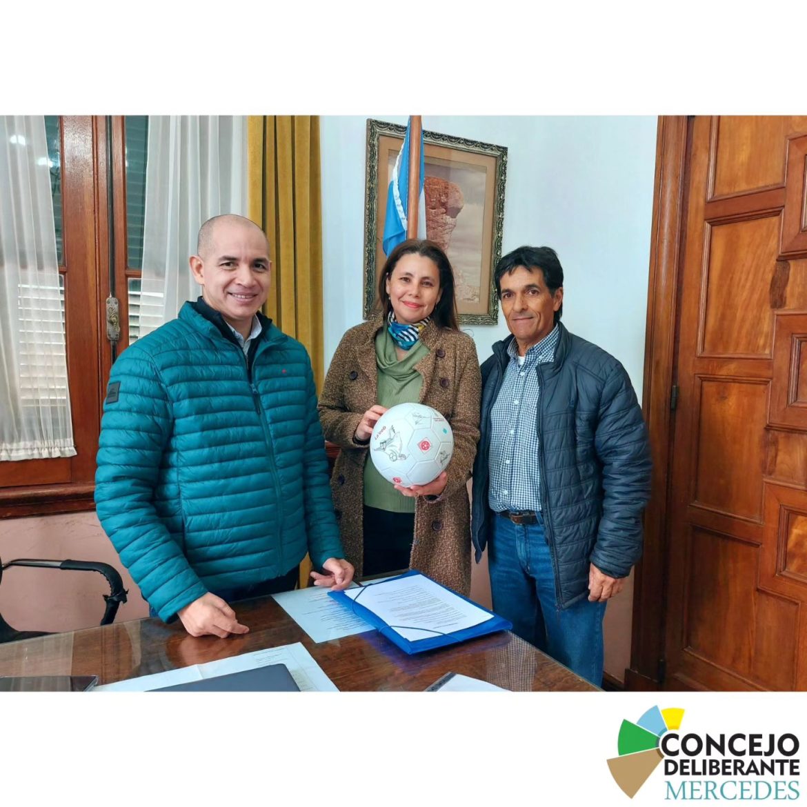 “Caly” Sánchez junto a la Concejal Cynthya Aguirre recibieron al entrenador del equipo San Salvador
