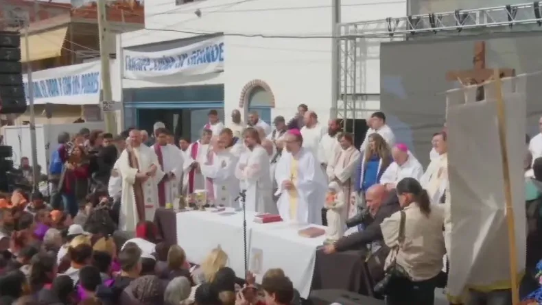Curas Villeros realizaron masiva misa en desagravio al papa Francisco