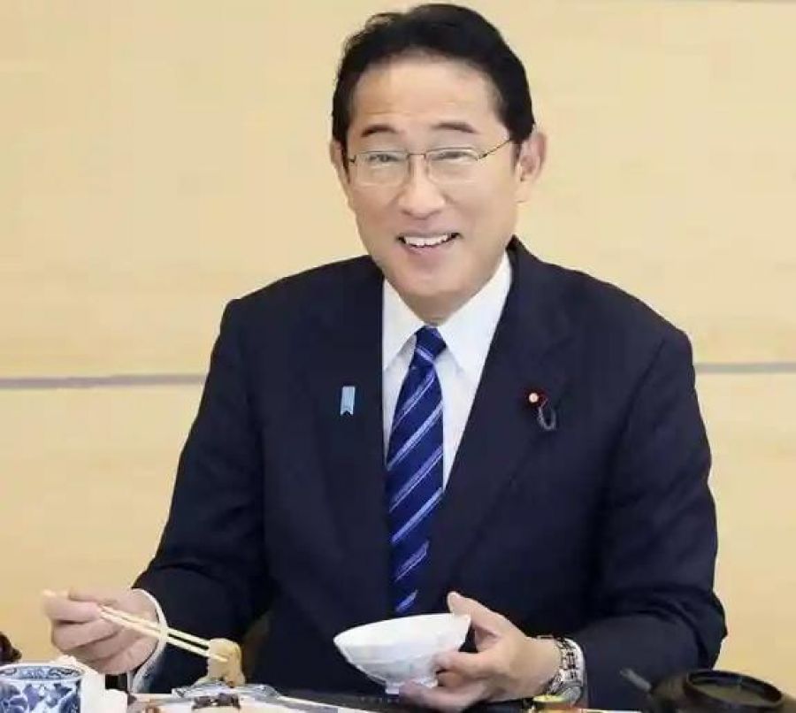 El primer ministro japonés come pescado de Fukushima
