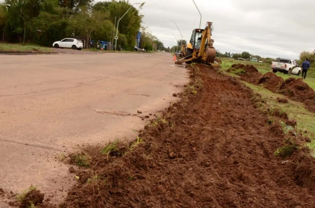 Este miércoles 13, iniciaron los trabajos para la construcción de veredas en el Paseo Costero, que abarcará más de 1000 metros sobre la Av. Artigas y a la vera del arroyo Las Garzas.