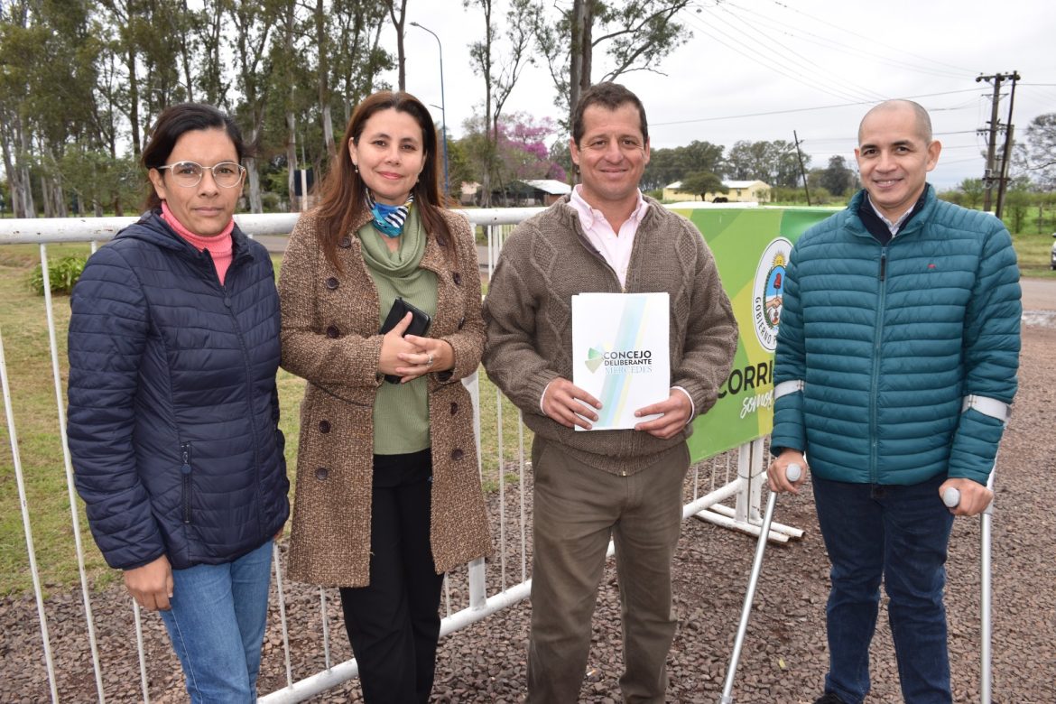 El Presidente del Concejo Deliberante Roberto “Caly” Sánchez junto a sus pares entregó al Presidente de la Sociedad Rural de Mercedes la declaración de interés de la 114º Exposición Nacional de Ganadería