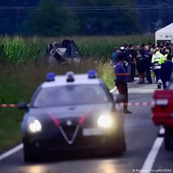 Tragedia en Italia: un avión cayó sobre un auto y murió una nena de 5 años que viajaba con su familia