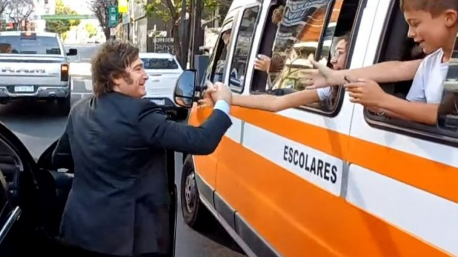 Rumbo a Olivos, Milei se bajó del auto para saludar a un micro escolar