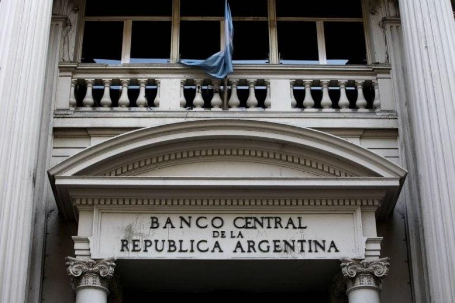 El BCRA flexibilizó el cepo para importaciones y quitó restricciones para el MEP