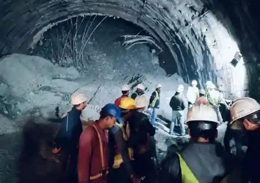 India lucha por rescatar a 40 obreros atrapados en túnel