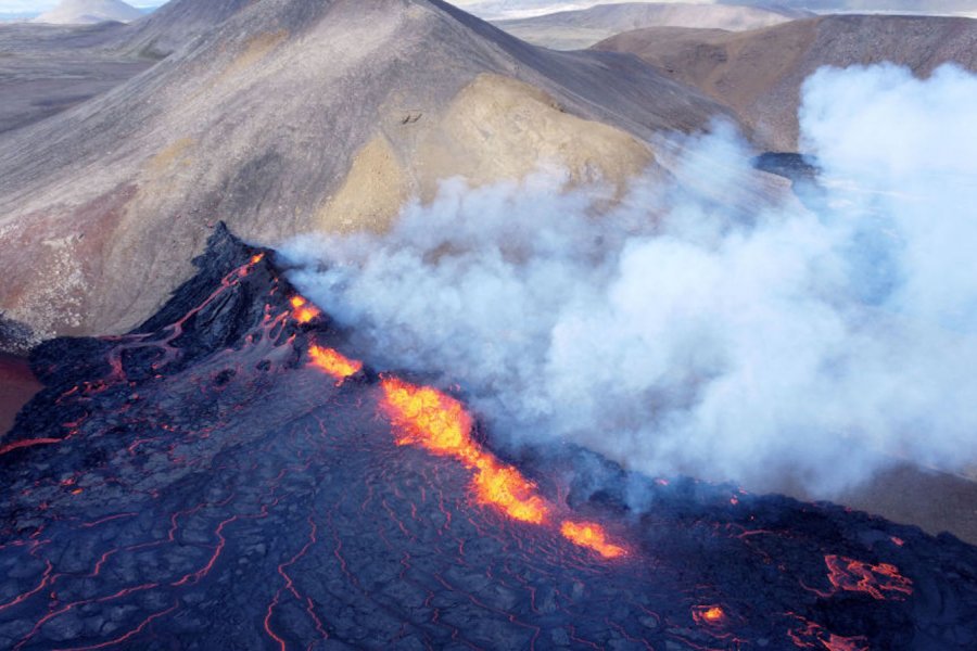Autoridades de Islandia estudian bombear agua sobre la lava en caso de erupción volcánica