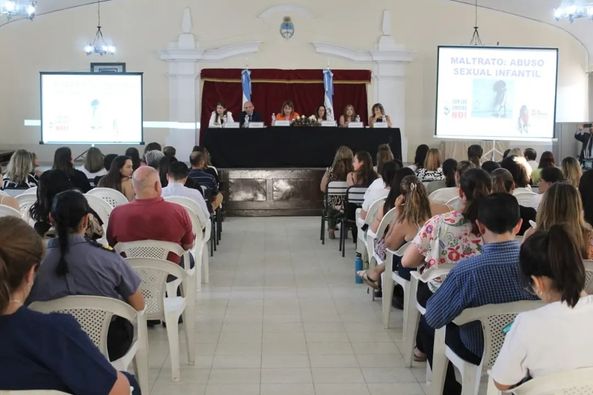 Autoridades municipales presentes en una capacitación sobre Maltrato Infantil