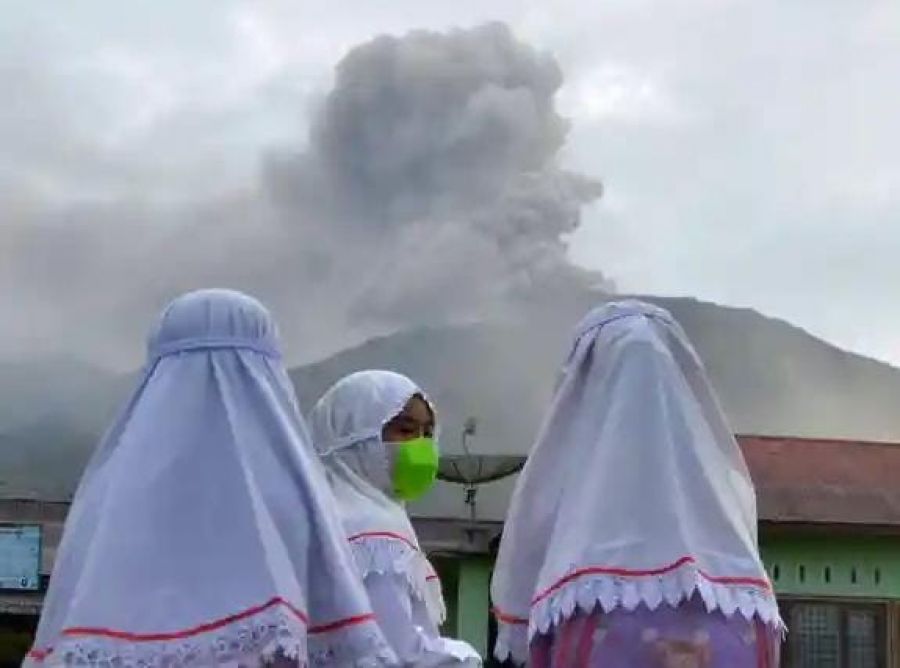 Tras erupción del Marapi siguen 12 alpinistas desaparecidos