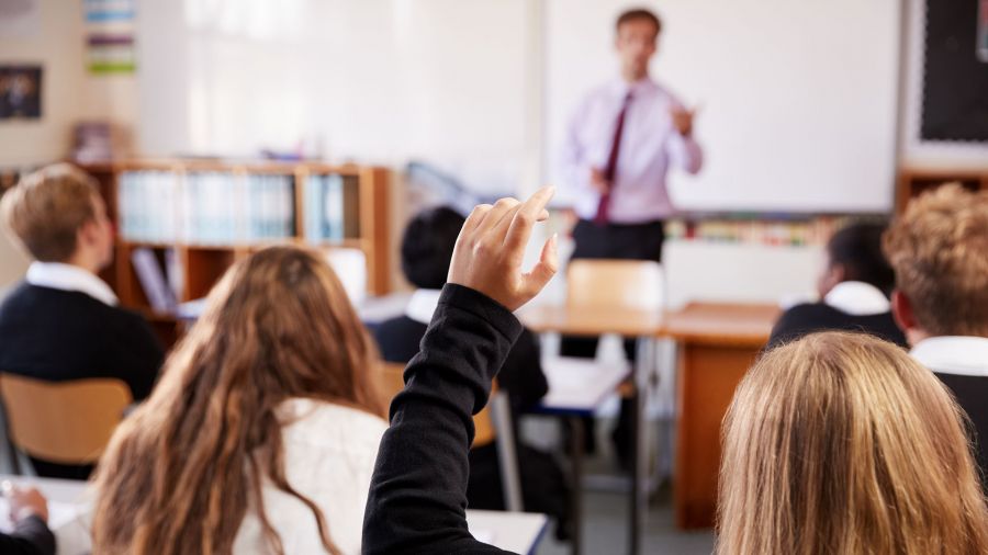 El Gobierno volvió a eximir a colegios privados del pago de aportes patronales