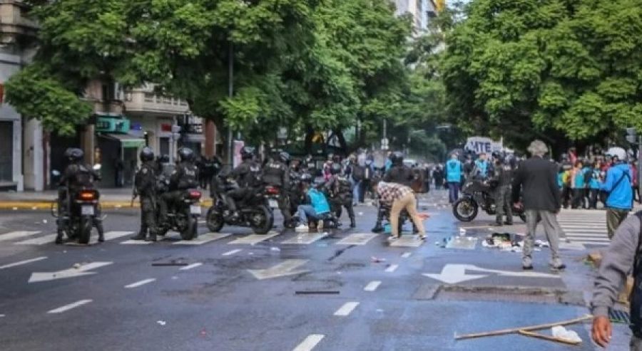 Violencia en la 9 de Julio: diez detenidos y varios heridos en choques con la Policía