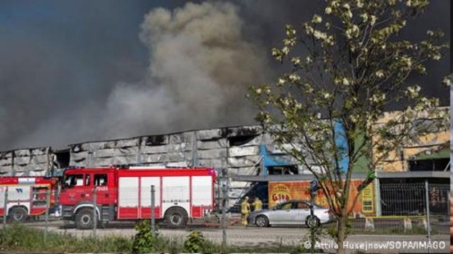 Incendio provoca destrozos en centro comercial de Varsovia