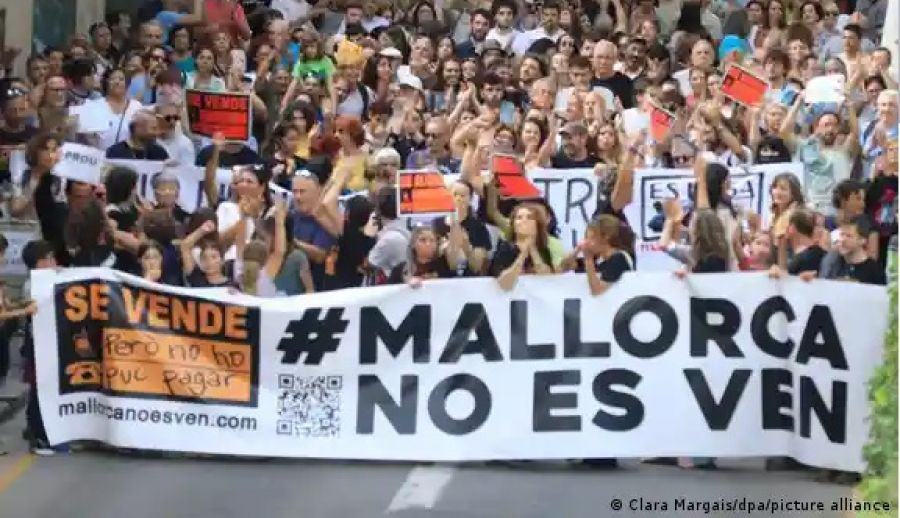 Masiva manifestación protesta por el excesivo turismo en Mallorca