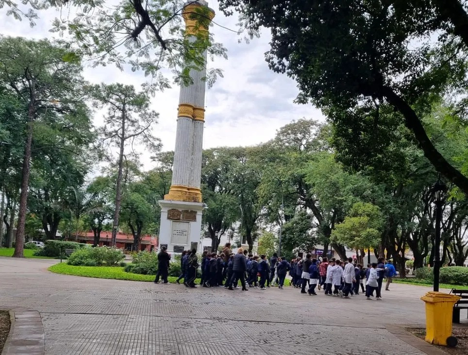 Escuelas Disfrutan de Visitas Guiadas a Espacios Verdes y Edificios Históricos