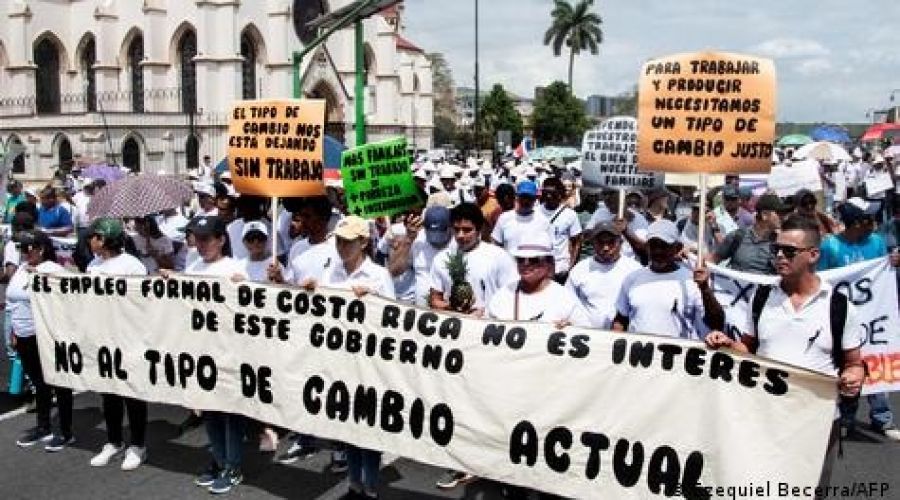 Productores costarricenses irrumpen masivamente con reclamos