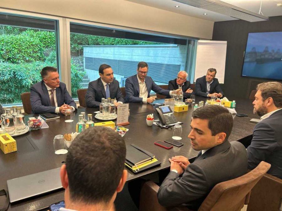 Con el fin de reactivar la hidrovía, Valdés se reunió en Suiza con representantes de firma líder