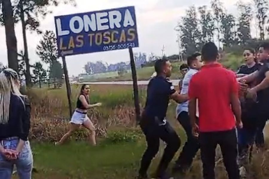 Jóvenes agreden a policías en Virasoro