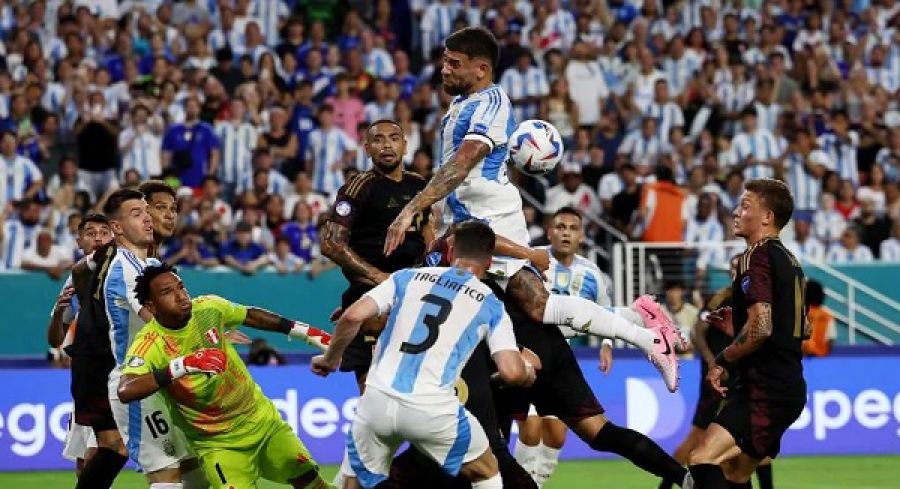 Argentina derrotó a Perú 2 a 0