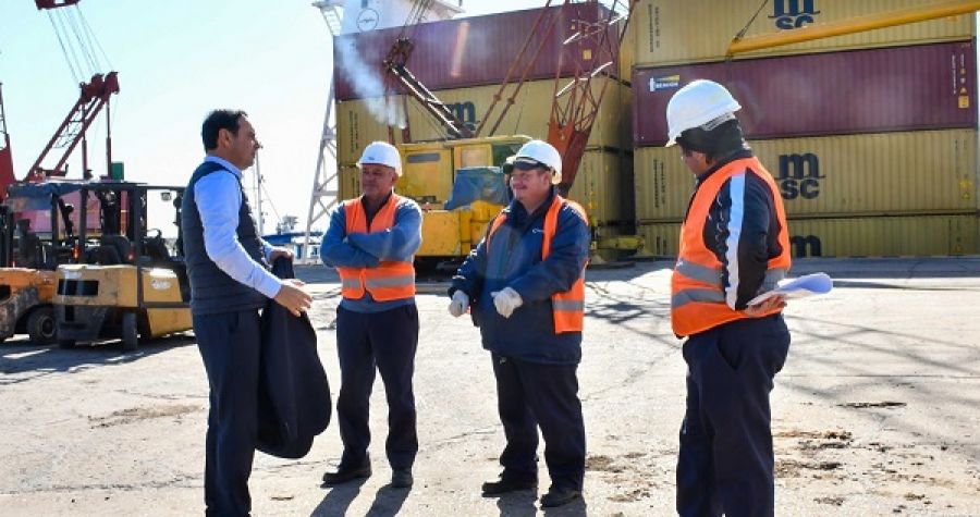 El Gobernador supervisó arribo de contenedores que exportarán madera a Europa