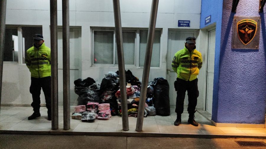 Secuestran carga de ropa ilegal en el Puente Belgrano
