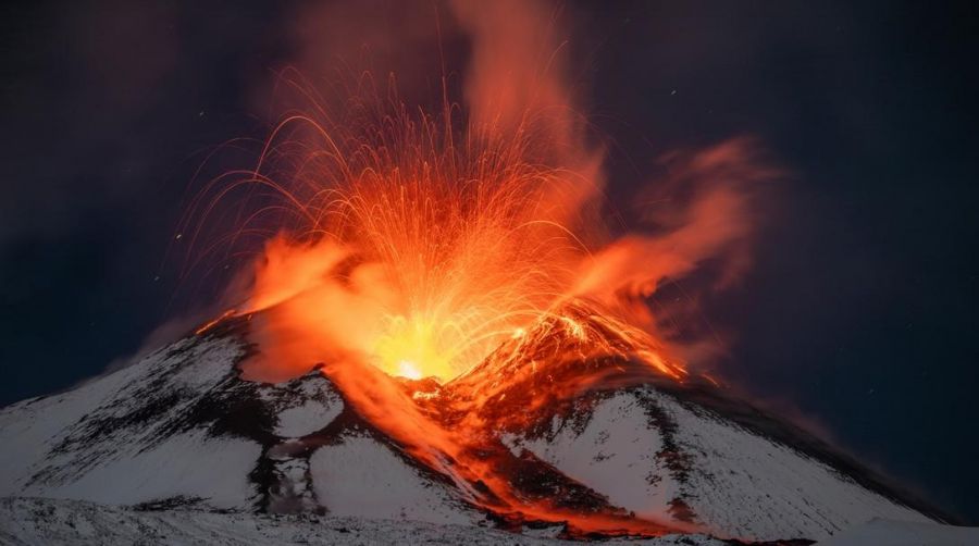 Elevan la alerta del volcán italiano Etna por erupción