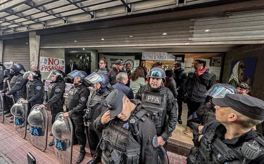 La Policía impidió el ingreso a la Universidad Nacional de las Madres