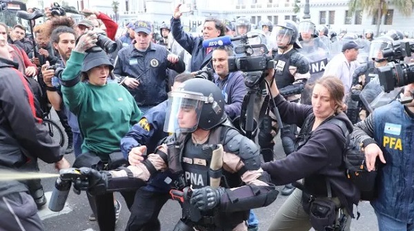 Reprimen a jubilados que protestaban frente al Congreso